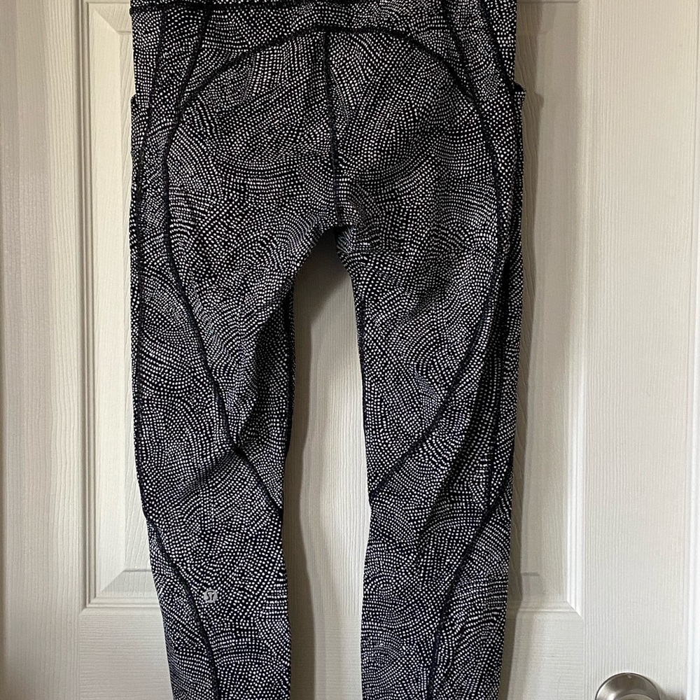 Lululemon Time to Sweat Crop 23” size 8 - Picture 2 of 2